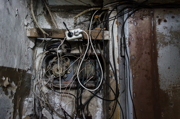 Проводка изолирована кое-как.