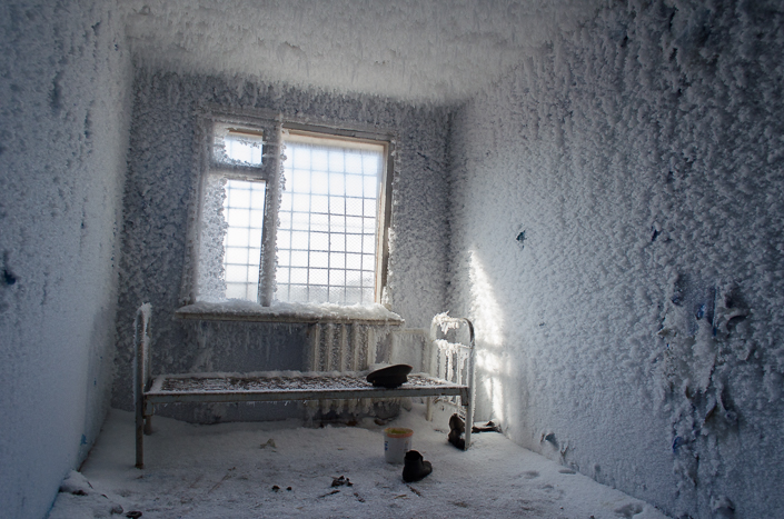 За зиму комната покрылась толстым слоем инея.