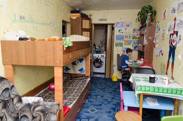 В законсервированном общежитии живут более 20 детей.