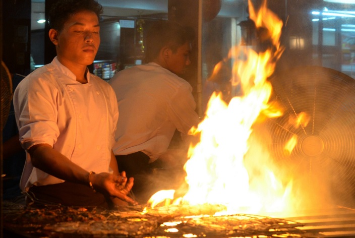 Еда готовится на живом огне и это часть уличной жизни курортов