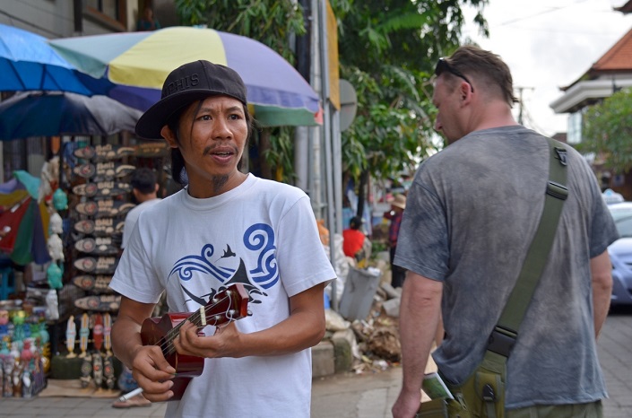 Сувенирные укулеле — маленькие гитары, которые продаются на каждом шагу. Это не только отличный подарок, но и вполне самостоятельный музыкальный инструмент