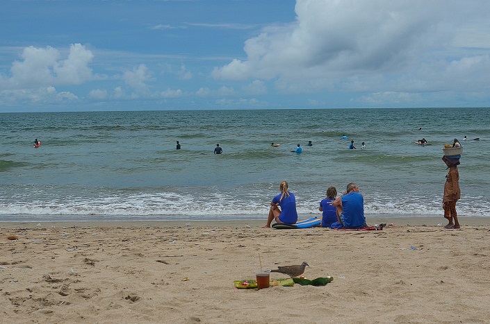 Пляж Куты, типичная картина для острова  – серферы, продавец всякой всячины, птицы, склевывающая подношения духам
