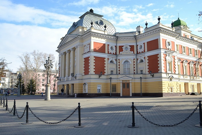 Площадь перед иркутским драмтеатром. Фото ИА «Иркутск онлайн»