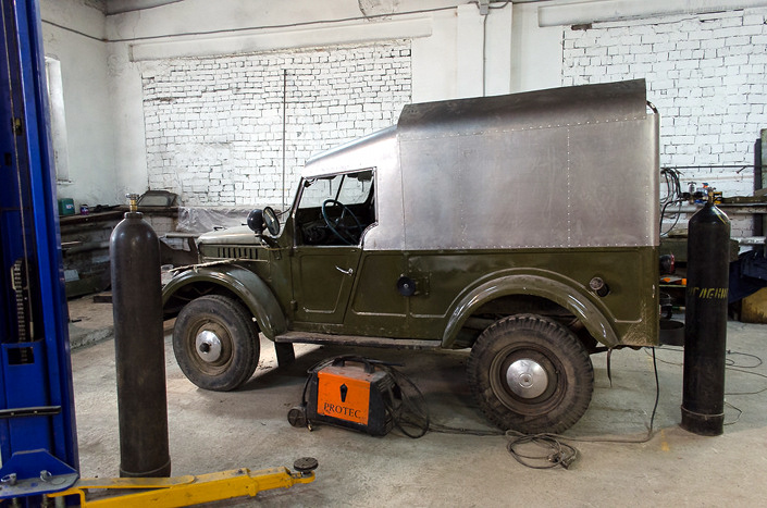 Каркас для тента заменяют на клепаную металлическую обшивку