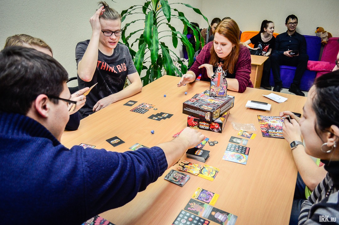 На третьем этаже расположилась игровая площадка: традиционная «Мафия», турнир по настольным играм, «Башня» и «Твистер».