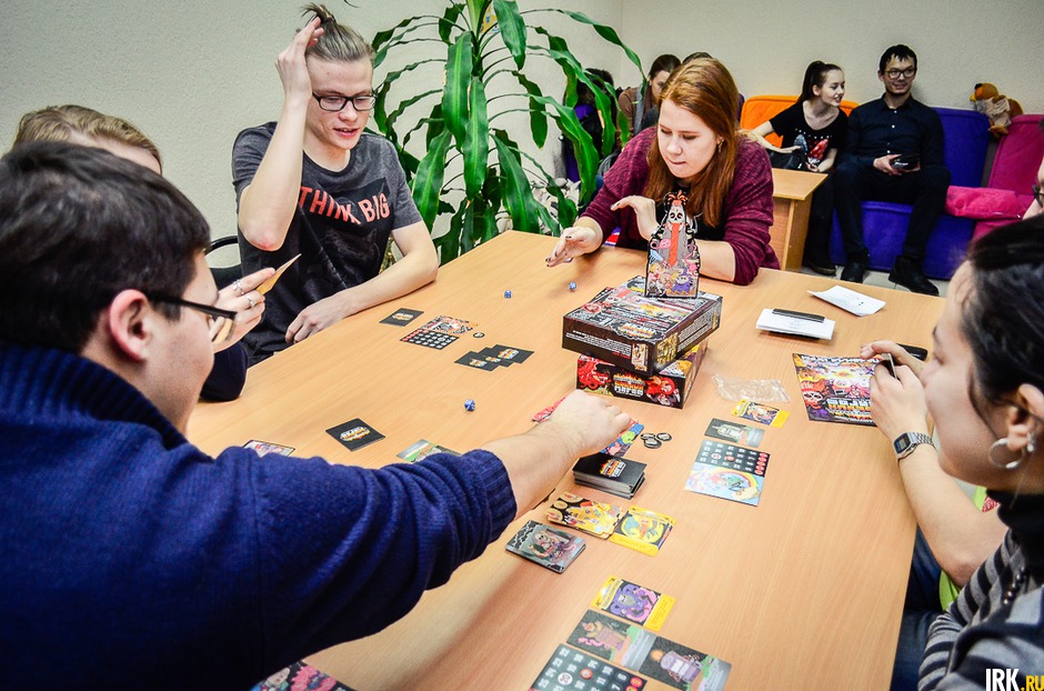 На третьем этаже расположилась игровая площадка: традиционная «Мафия», турнир по настольным играм, «Башня» и «Твистер».