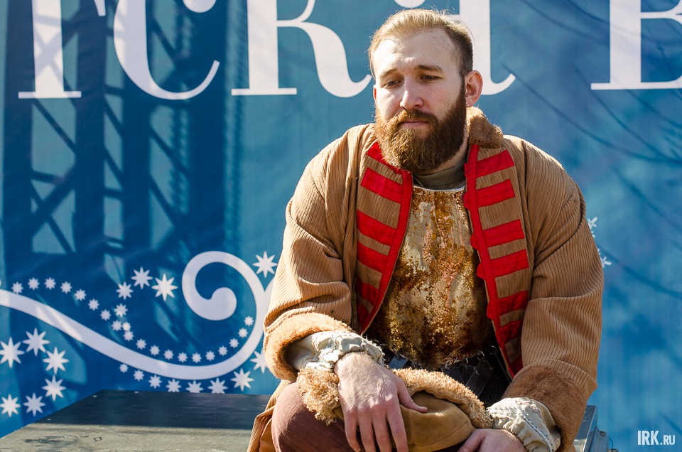 По сценарию, горожане должны были изобразить предновогоднюю суету. Но столбики термометров в этот день в Иркутске показывали +15°