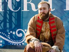 По сценарию, горожане должны были изобразить предновогоднюю суету. Но столбики термометров в этот день в Иркутске показывали +15°