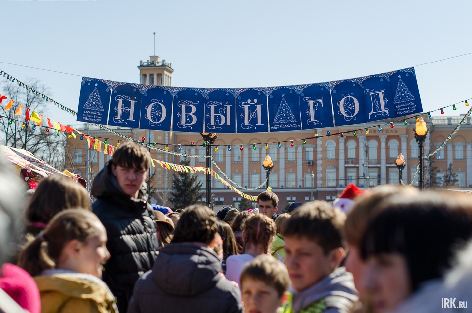 24 марта иркутяне собрались в сквере Кирова, чтобы сняться в массовой сцене празднования Нового года фильма «Один не дома»