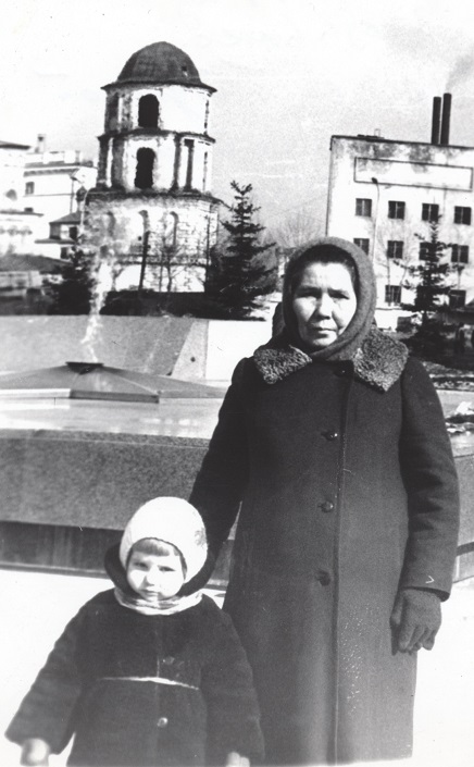 1977 год. Дочь Ирина с бабушкой Марией Тимофеевной Ворошниной 1977 год. Дочь Ирина с бабушкой Марией Тимофеевной Ворошниной
