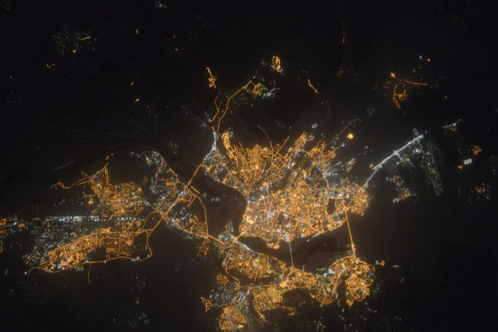 Ночной Иркутск. Фото www.roscosmos.ru Ночной Иркутск. Фото www.roscosmos.ru