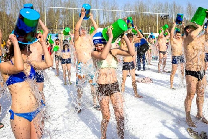 Массовое обливание холодной водой