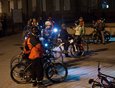 28 марта вечером иркутские велосипедисты собрались на площади перед зданием цирка, чтобы принять участие в заезде «Велосветлячки»