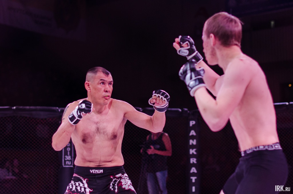 В первом поединке в клетке встретились Геннадий Маханаев (на фото слева) и Андрей Халжушкевич.