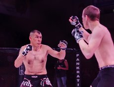 В первом поединке в клетке встретились Геннадий Маханаев (на фото слева) и Андрей Халжушкевич.