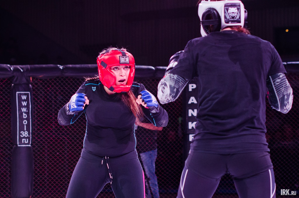 Девушки уже отметились яркими выступлениями в панкратионе, кикбоксинге и киокусинкай каратэ на любительском уровне. Бой на «Байкальском шторме» стал для них дебютом в профессиональном панкратионе.