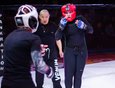 Открыл турнир первый в истории иркутского панкратиона женский бой. В клетке встретились Лина Манжула и Анна Позднякова.