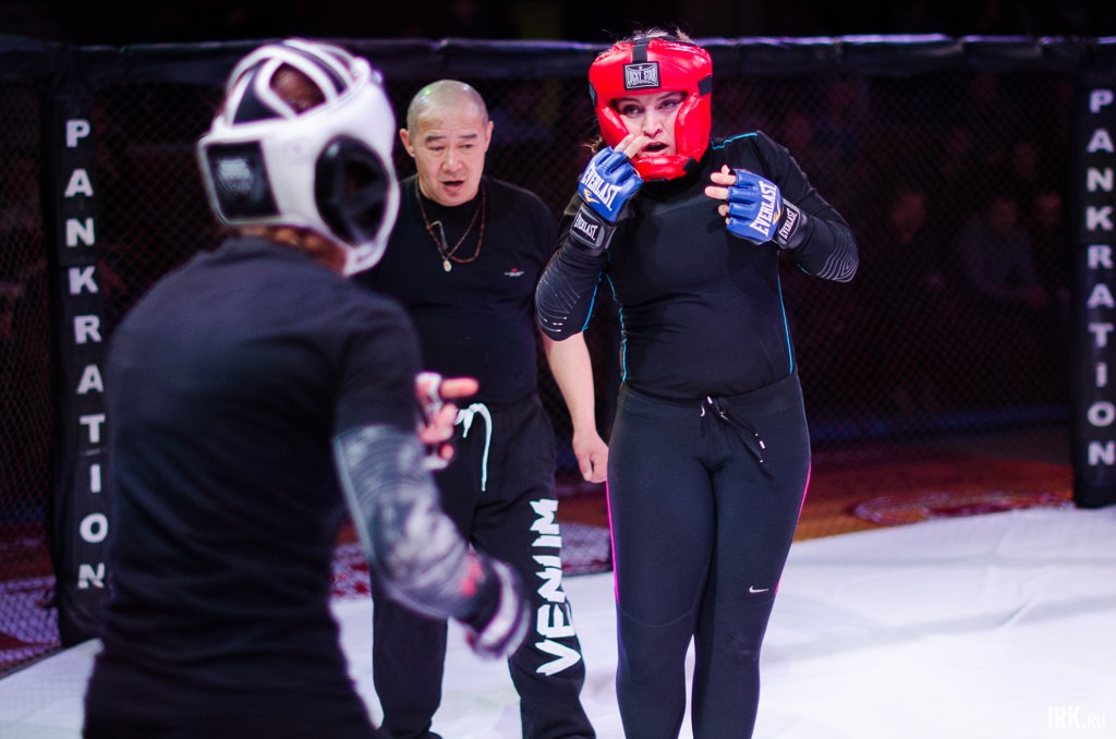 Открыл турнир первый в истории иркутского панкратиона женский бой. В клетке встретились Лина Манжула и Анна Позднякова.