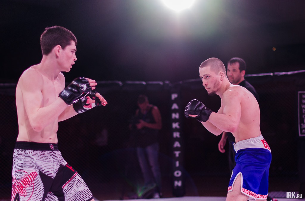 В клетке Никита Мейнцер и Александр Кирсанов.