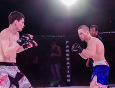 В клетке Никита Мейнцер и Александр Кирсанов.