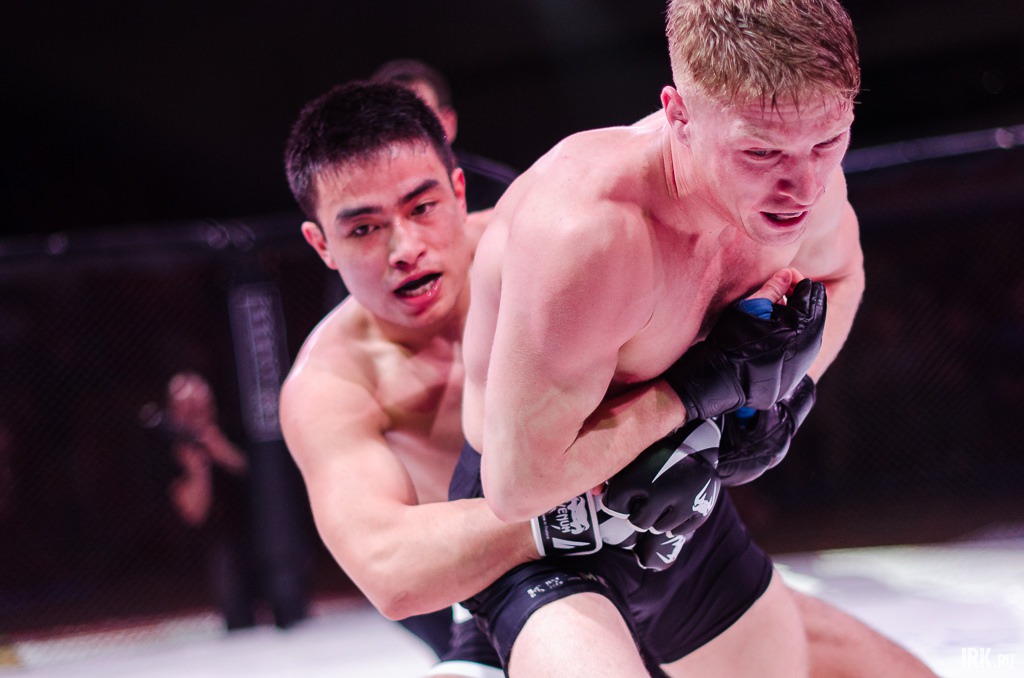 Во втором бою встретились Фэн Шивэй и Михаил Погодин. Победа досталась Михаилу Погодину.