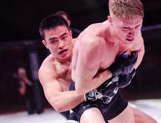 Во втором бою встретились Фэн Шивэй и Михаил Погодин. Победа досталась Михаилу Погодину.