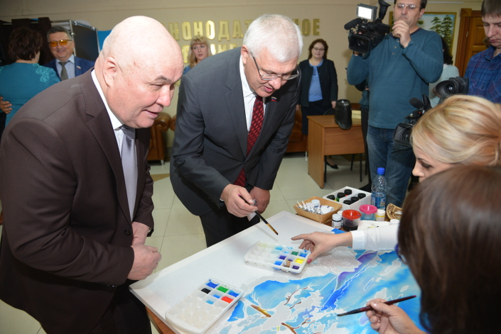 Валерий Тюменцев и Сергей Брилка. Фото предоставлено пресс-службой Заксобрания региона