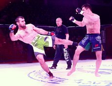 В поединке за пояс чемпиона Восточной Сибири по профессиональному панкратиону в полусреднем весе приняли участие Сафарбек Сангов и Эдиль Арзымаматов. Болевым приемом на руку победил Сафабек Сангов (на фото слева).