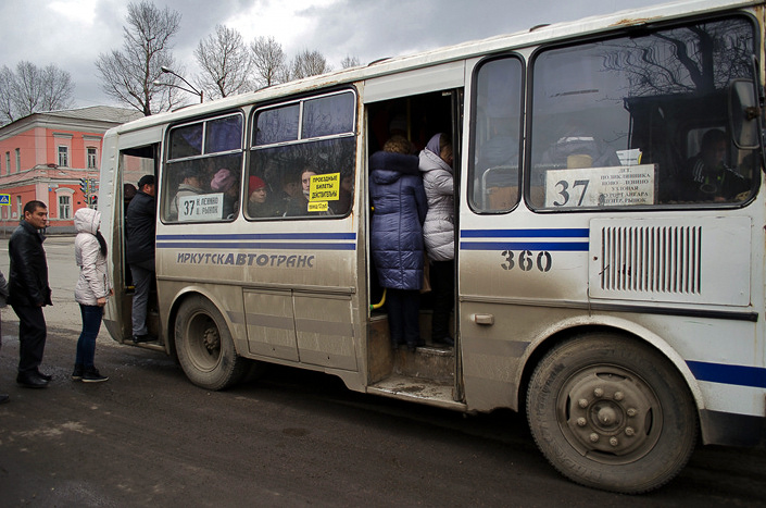 Вечером 2 апреля люди пытались втиснуться в автобусы, чтобы попасть домой.