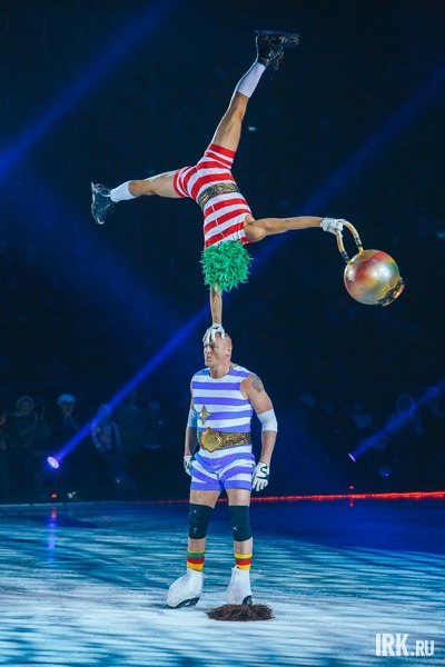 Акробаты Алексей Полищук и Владимир Беседин