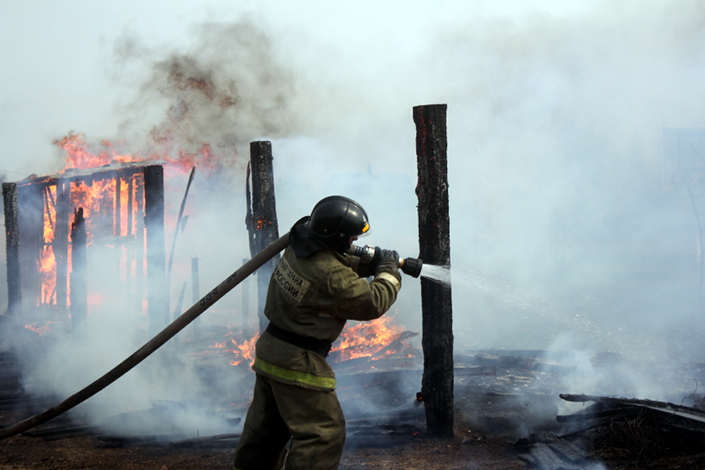 Пожарный тушит возгорание в Забайкальском крае. Фото пресс-службы ГУ МЧС России по Иркутской области