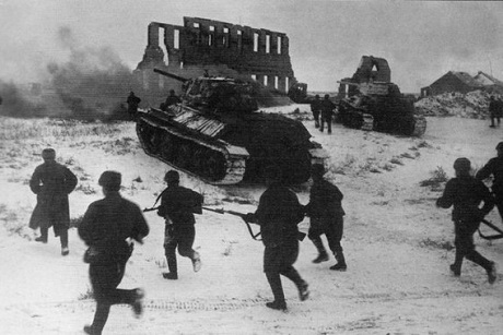 Атака советских войск при поддержке танков Т-34 в районе города Калач-на-Дону. Фото с сайта waralbum.ru