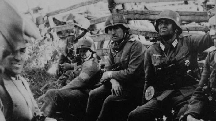 Немецкие солдаты и офицеры в ожидании приказа о начале атаки 22 июня 1941 года