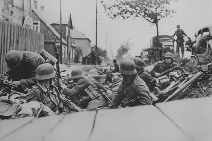 Немецкие солдаты укрываются в канаве во время уличных боев