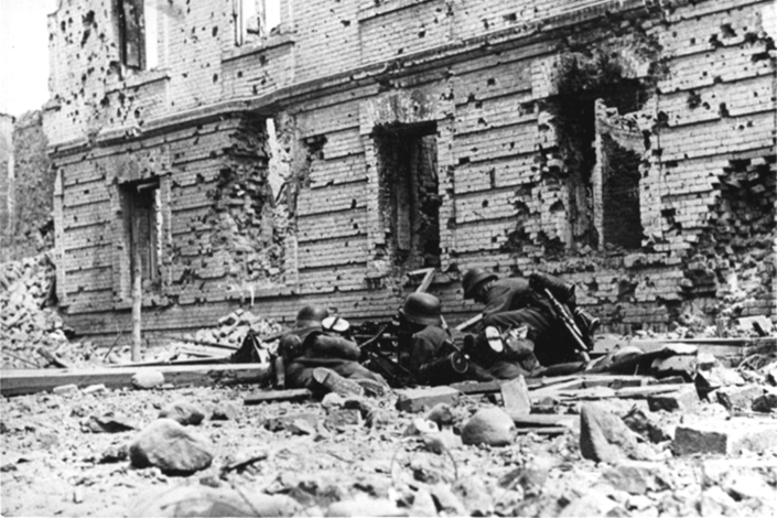 Трое немецких солдат у пулемета MG-34 в цитадели Брестской крепости