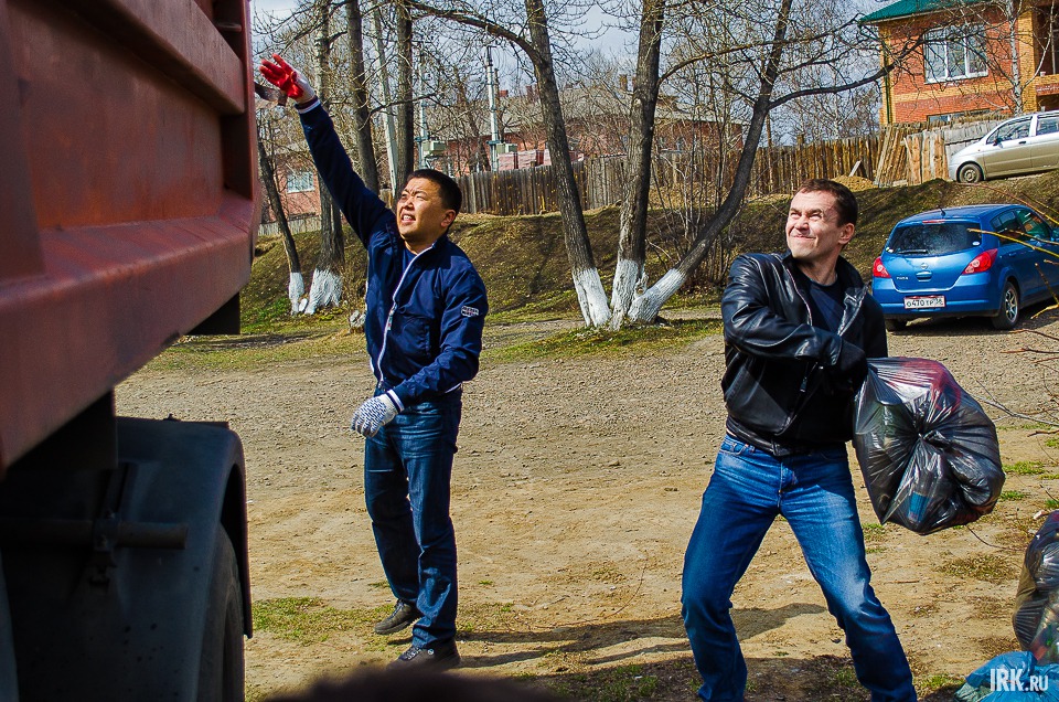 Кроме того, мэр помог погрузить мешки с мусором.
