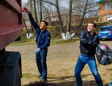 Кроме того, мэр помог погрузить мешки с мусором.