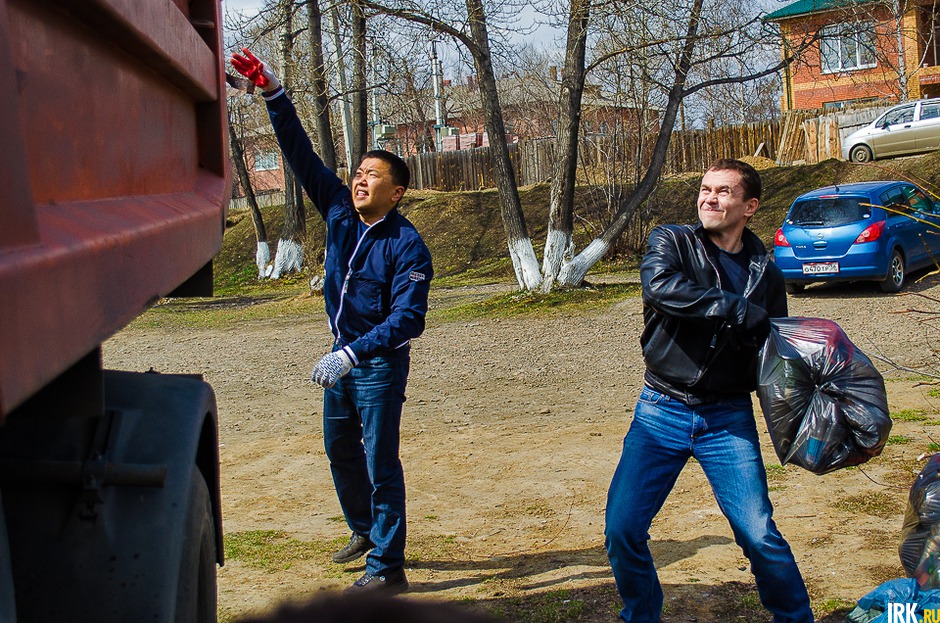 Кроме того, мэр помог погрузить мешки с мусором.