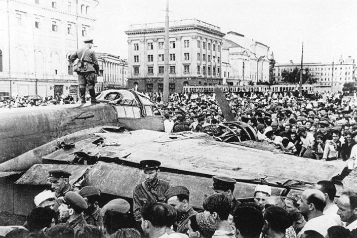 Сбитый немецкий самолет-разведчик Ю-88 на площади Свердлова в Москве