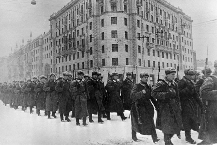 Маршевые роты отправляются на фронт по улице Горького в Москве