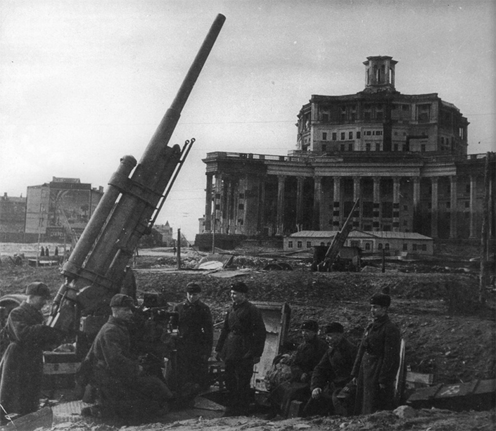 Батарея 76,2-миллиметровых зенитных пушек 3-К перед Театром Красной Армии в Москве