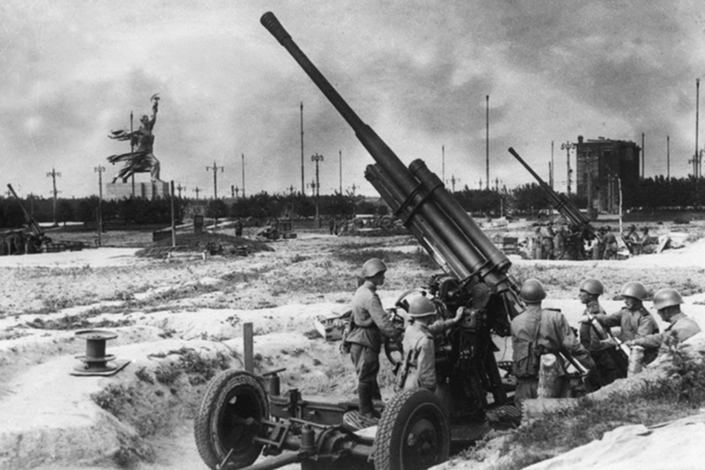 Батарея 85-миллиметровых зенитных орудий 52-К на площади Всесоюзной сельскохозяйственной выставки в Москве