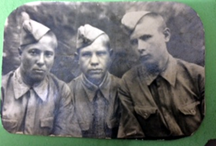 Борис Александрович Булатников (слева) и боевые товарищи. Фото прислала Александра Курт.