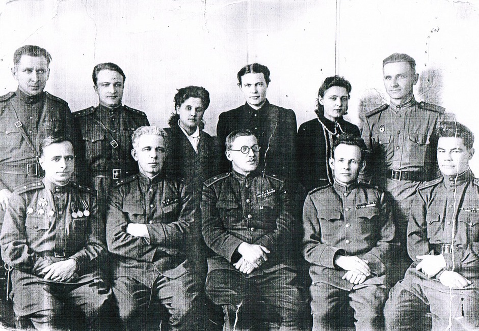 Клавдия Сергеевна Давыденко (Тимакова), третья слева. Фото прислал Александр Анисимов