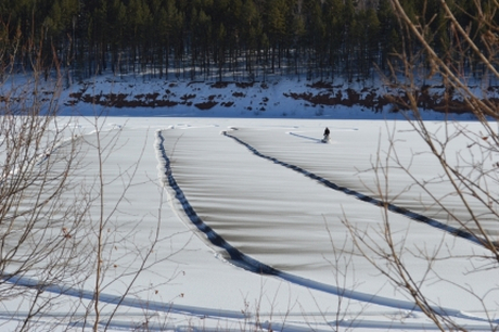 Чернение льда. Фото пресс-службы ГУ МЧС России по Иркутской области