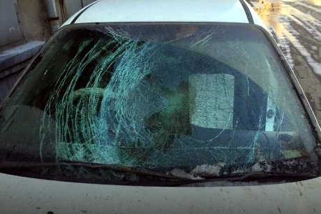 Глыба льда упала с крыши на Хонда в центре Иркутска