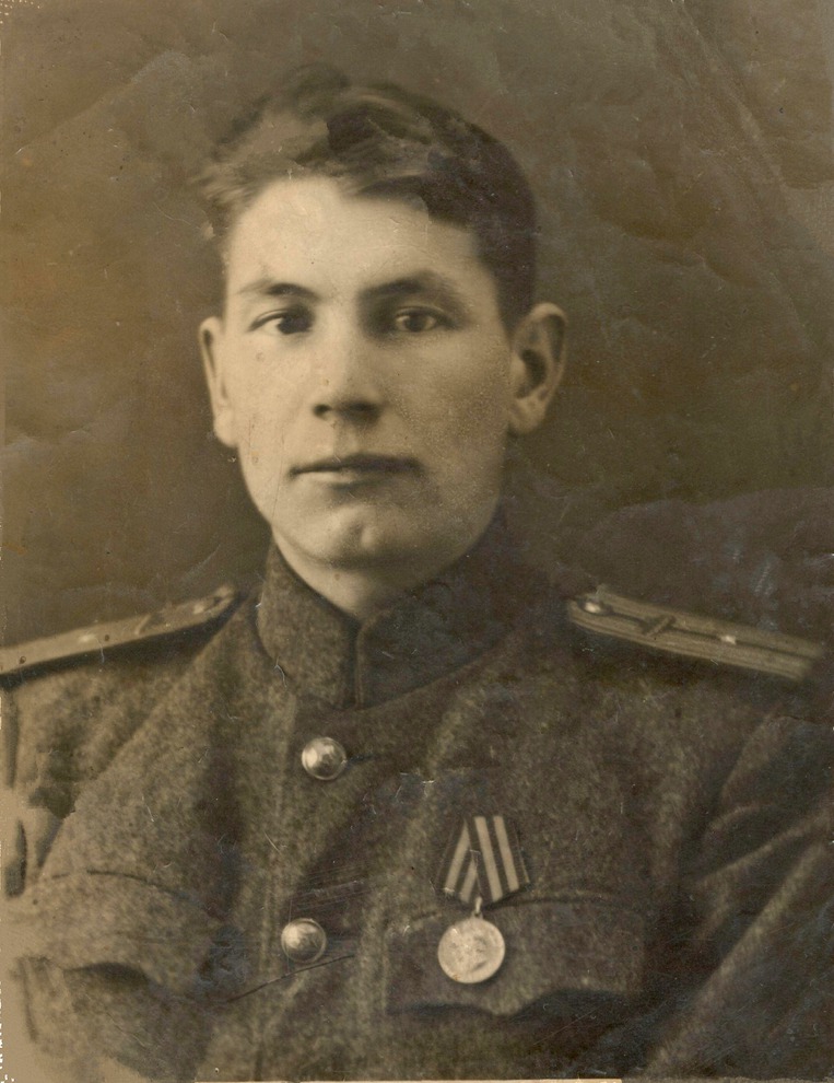 Дмитрий Ксенофонтович Ощери, родился 8 ноября 1914 года в Хомутово. Прошел всю войну с первых дней и до взятия Берлина, был водителем на «полуторке». Фото предоставил Андрей Шабураков.