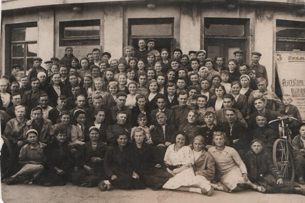 100-й цех Иркутского авиазавода, 1942 год. Елена Дмитриевна просит откликнуться тех, кто работал с ней, по телефону: 8 950 133-70-14. Фото предоставлено Катериной Белых.