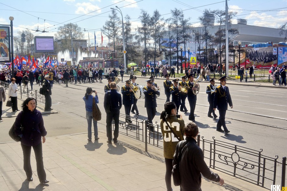 После митинга участники двинулись колонной по улице Ленина к мемориалу «Вечный огонь»