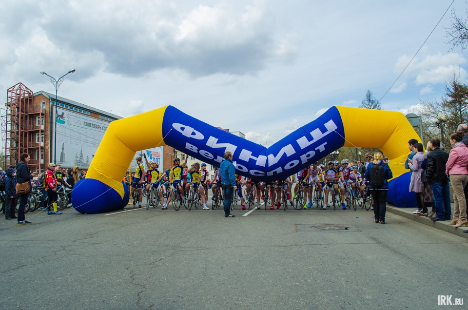 Перед гонкой шоссейников-профессионалов случился небольшой курьез — отключился надувной насос